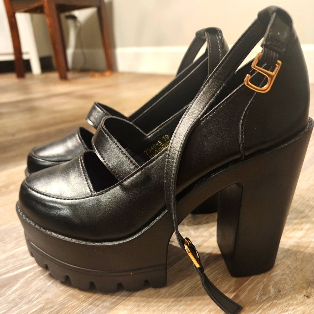 Shein Sized eu 39 (US 8.5) Black platform Mary Janes.